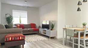Exclusive 1 and 2 Bedroom Flats only 0,5 miles aw - Image 2