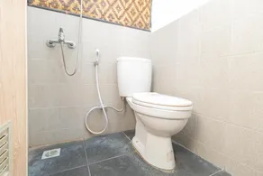 RedDoorz Syariah At Wisma Djokorio Poncokusumo - Image 2