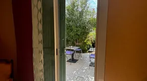 Chambre pour 2 , Jardin Piscine Arrêt de bus 50m ,Climatisé - Image 2
