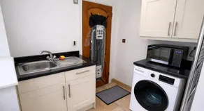 Lily's Pad - 3BR House, Cosy City Living, Patio, Parking, Sleeps 6 - Image 5