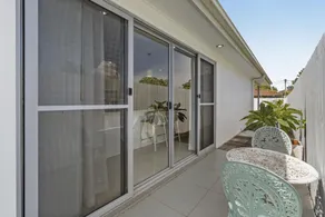 Spacious 4-Bed House with Secure Parking - Image 4