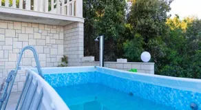Charmant appartement entièrement équipé avec jardin, barbecue et piscine | Vue sur l'eau - Image 3