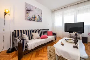 Luxury Split Center Apartment - Image 2