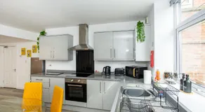 Manygates by Alt-Stay Contractor Accommodation - 4 Bed Ground Floor Contractor Apartment With Parking, Wi-Fi & Full Kitchen - Ideal For Long stays - Image 2
