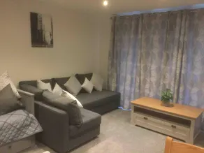 Gorgeous Marina 2 Bed Apartment - Image 5