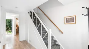 Central Horsham 5BR Home Free Parking Pets Allowed - Image 3