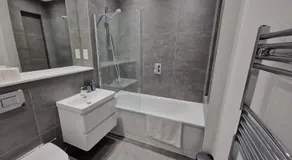New! Modern Elegant 2-Bed Apartment, free parking - Image 2