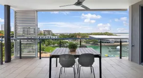Charming Waterfront Lagoon Views & Restaurants - Image 3