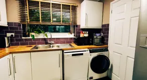 Cozy Four-Bedroom Home with Hot Tub, Garden, CONTRACTORS WELCOME - Close to Shops, Restaurants, Hospital and Park - Image 4