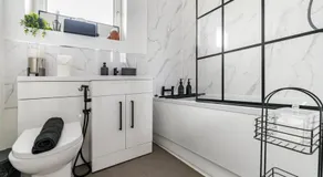 Stylish 3-Bed Home - 5 min walk to ExCeL - Free Parking - Near O2 & Canary Wharf - Image 2