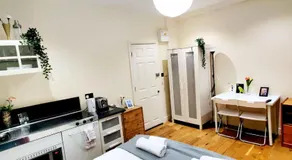 White's Row Resident - Image 4
