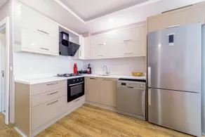 Central & Modern Apartment with Shared Pool - Image 4