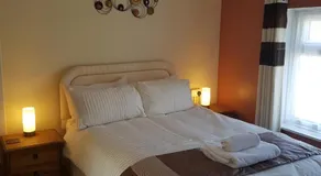 Riverside Guest House - Image 2