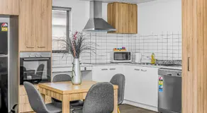 ENTIRE 3BR Home Near Werribee Plaza Zoo with Free Parking - Image 3