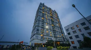 Apartemen Mahogany oleh Halahouse - Image 4