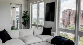 Upscale Midtown Retreat , Free Parking & Close to Mercedes-Benz - Image 2