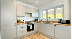 Amazing NEW Large 2 bedroom House - 5 Minutes to the nearest Beach! - Great Location - Garden - Parking - Fast WiFi - Smart TV - Newly decorated - sleeps up to 5! Close to Poole & Bournemouth & Sandbanks - Image 4