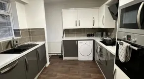 Cozy 3-Bedroom House in Bolton, Huge Garden - Image 3