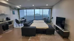 Stylish 1Bedroom Apartment with Study and Parking Near Sydney Airport - Image 2