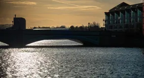 River Side Apartment, City Centre - Beautiful View and Free Parking! - Image 5