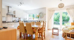 Cheerful 2-Bedroom house with Private parking - Pass the Keys - Image 3