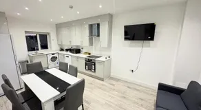 Luxury 3 Bedroom Retreat 5 min to Elizabeth - Image 3