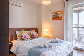 Lovehome - 4BD Villa with views-15mins to airport,10mins to MEC ΑΕ- 2mins to bus stop ,10mins to Suburban Railway on foot - Image 2