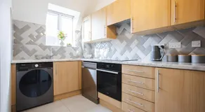 Stylish 3BR Apartment Newport Near M4 Free Parking on site - Image 3