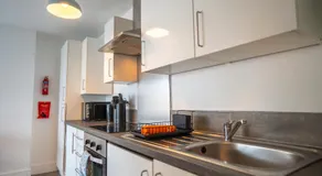 Harlow Flat - Perfect for Families or Contractors - Image 4
