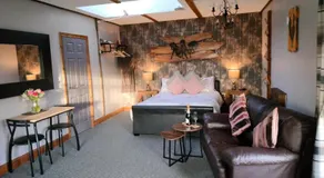 The Hideaway with hot tub - Image 2