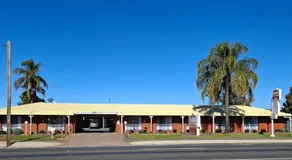 Country Roads Motor Inn - Image 4