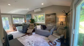 Cozy en suite with high ceilings - Image 2