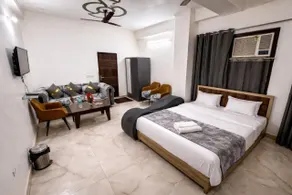 Hotel Comfort Inn, Nangloi, Walking from Metro - Image 5