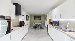 Haven - Spacious Luxury Home perfect for families, couples and contractors! 5mins to Xscape and Junction 32! - Image 2