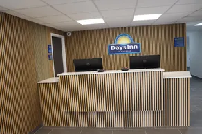 Days Inn by Wyndham La Crosse - Image 4