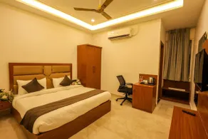Golden Tree Hotel - Image 5