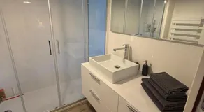 Beautiful 2-bedroom apartment with parking and pool - Image 5