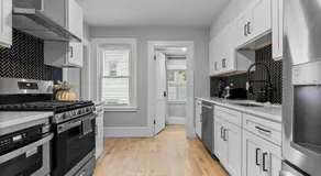 6BR3BATH Home with FREE Parking & Outdoor Furniture - Image 2