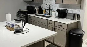 Modern 3 Bedroom Close to Downtown Chicago - Image 3
