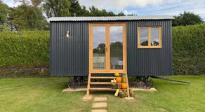 Shepherds Hut at Cedar Gables - Image 3