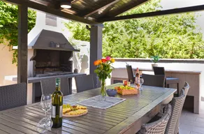 Villa med pool, lekplats och grillplats - Image 4