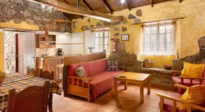 Holiday Home 250 Jahre altes Steinhaus mit zwei Terrassen inmitten einer wunderbaren Naturla by Inte - Image 3