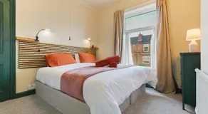 Home from Home 4 Bed - Ideal for Workers & Great for Groups, FREE Parking, Spacious, Pet Friendly Netflix - Image 2