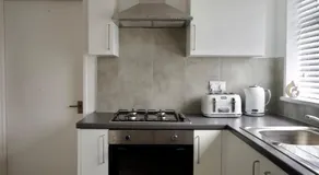 Solaire - Luxury 3BR Near Gatwick, Fire Place, Garden & Free Parking - Image 5
