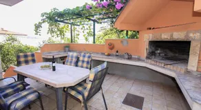 Villa avec jardin, terrasse et piscine privée - Image 3