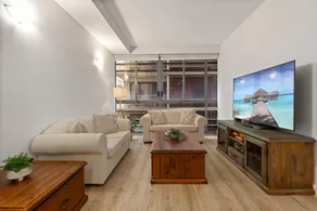 Modern CBD Aparment, Workspace, Fast WiFi and Pool - Image 2