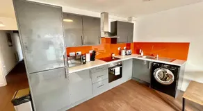 Stylish 2 Bed Riverside Flat, Single or Kingsize beds, Free Parking - Image 2