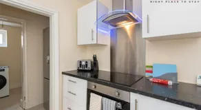 Darlington Modern 2 Bed Apartment Great for Contractors - Image 5