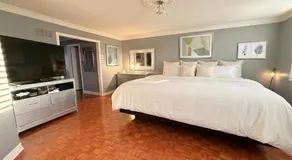 Superb in the suburbs - Image 2