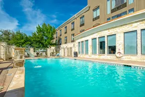 Holiday Inn Express and Suites Beeville by IHG - Image 2